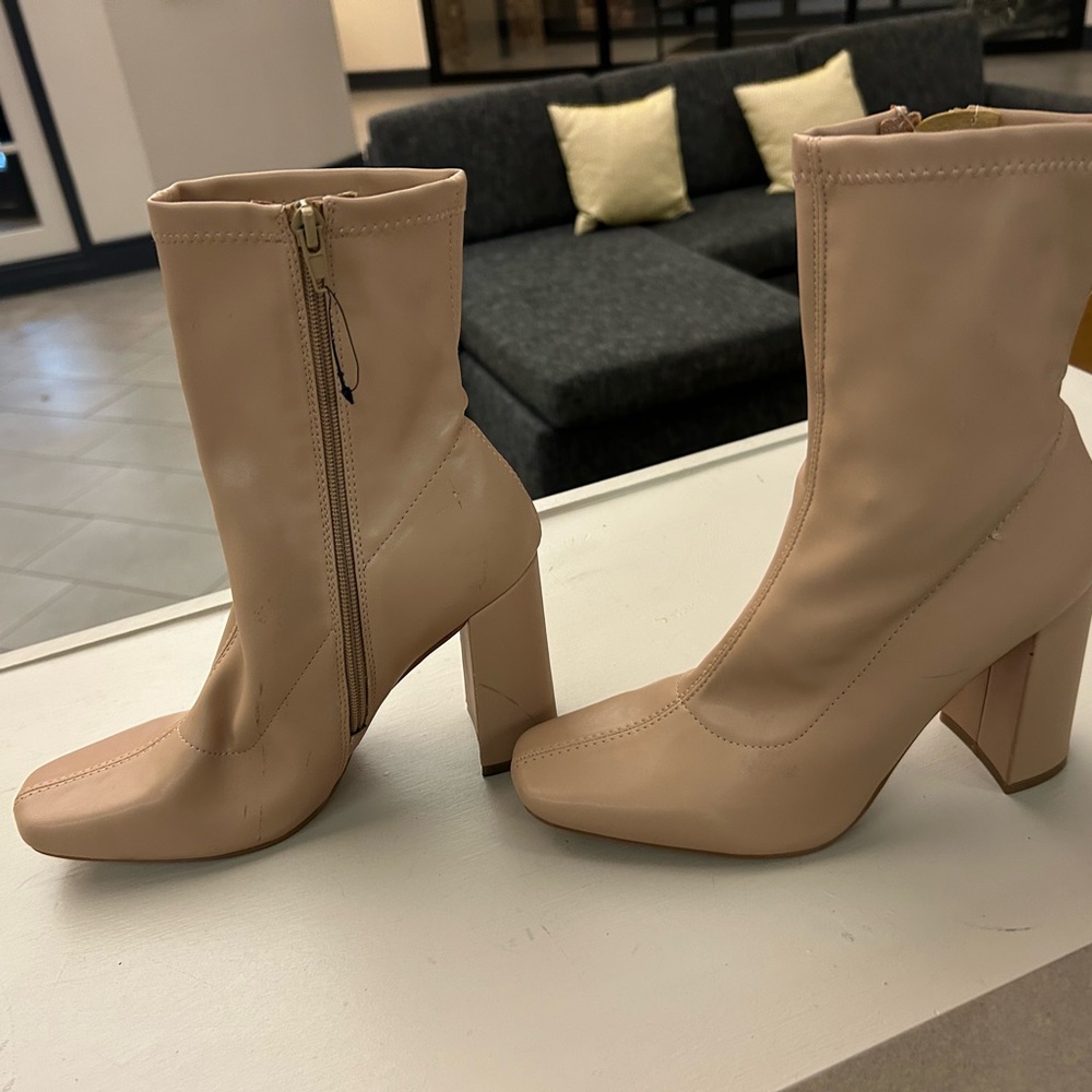 Boots Forever 21 Chic Beige Heeled Boots 7 1/2 - Picture 2 of 8